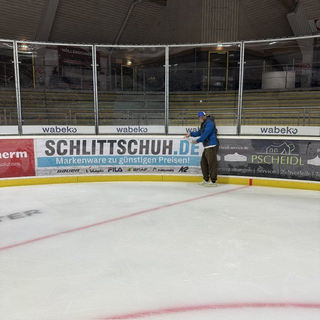 Bande von schlittschuh.de in der Eishalle