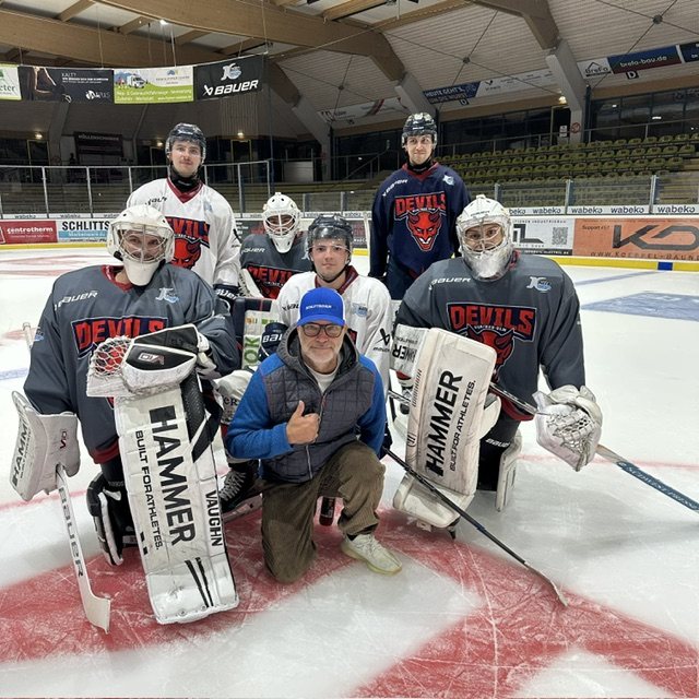 Alexander Böhmler mit Torhütern und Spielern der Devils Ulm/Neu-Ulm